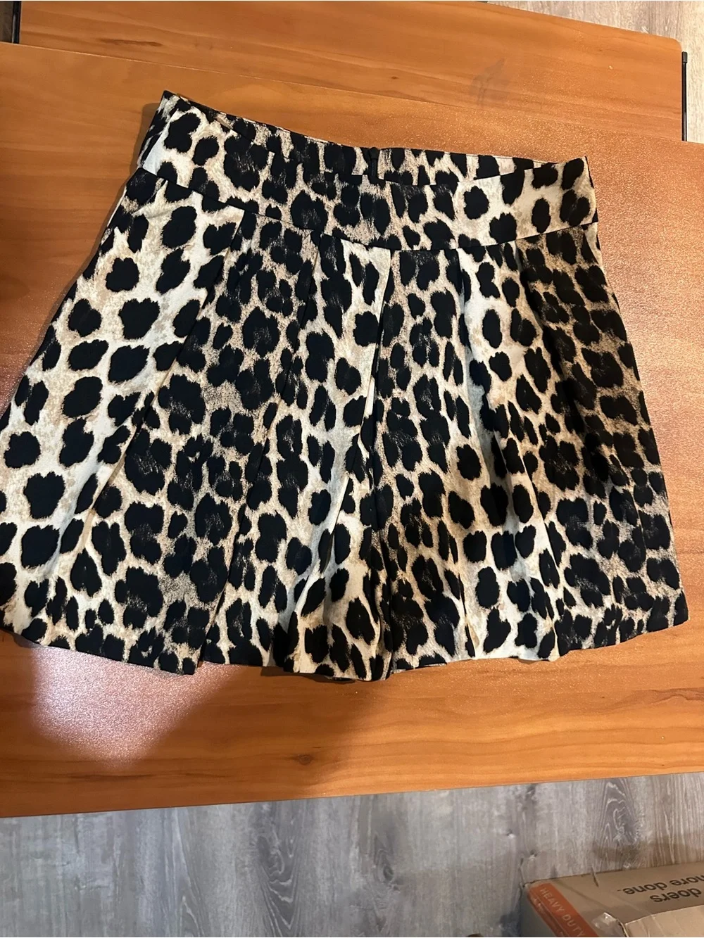Zara Women’s Leopard Print Pleated Shorts Size L High Waist Flowy Animal Print